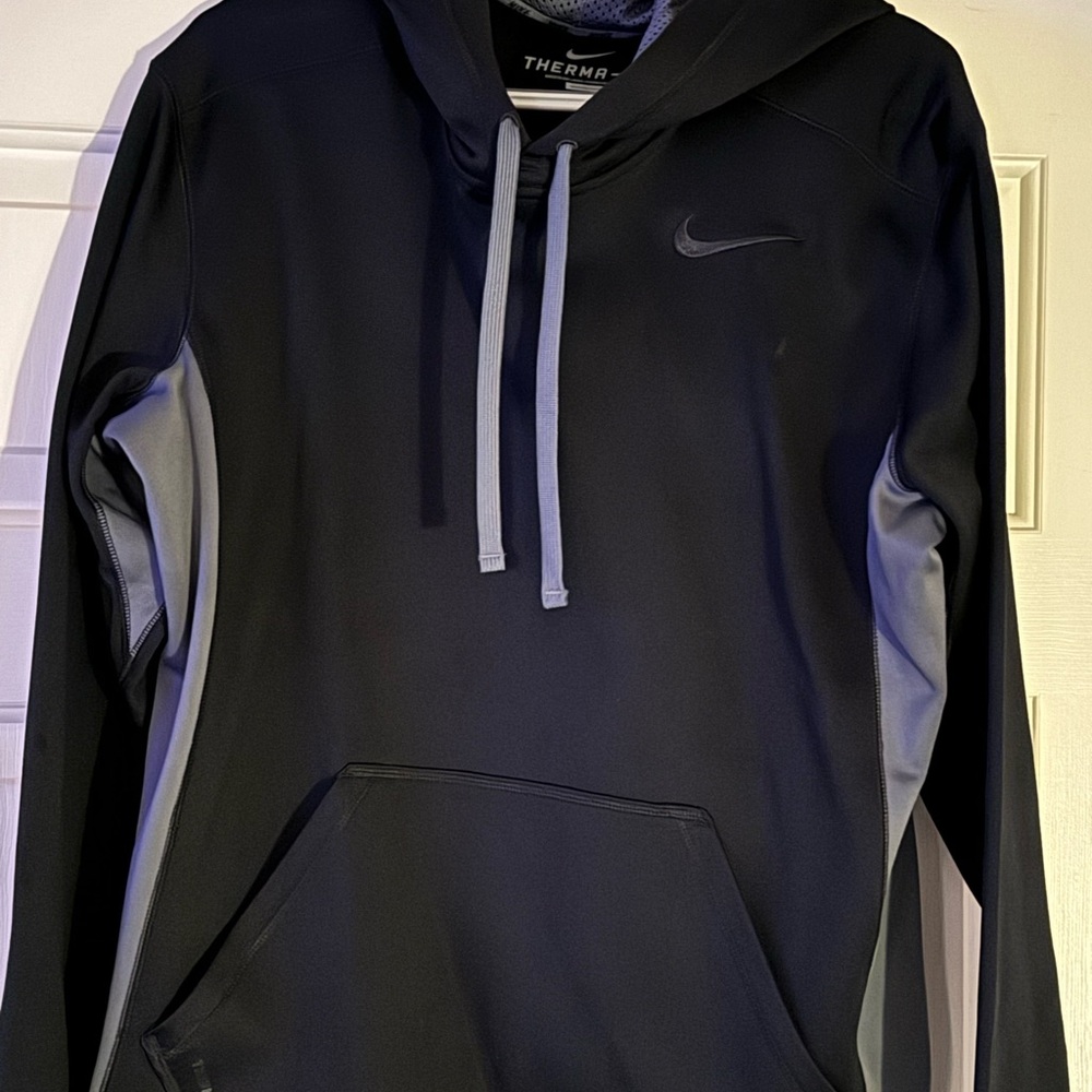 Nike therma-fit size medium for women